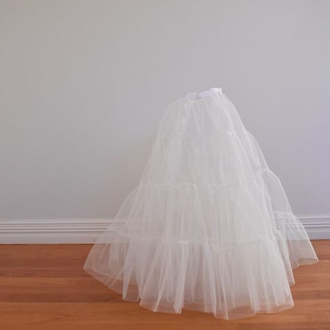 how to make a tulle petticoat - Handmade by Carolyn Petticoat Pattern Diy, Tulle Dress Diy, Petticoat Pattern, Diy Tulle, Tulle Petticoat, Tule Rok, Classic Baby Clothes, Tulle Underskirt, Sewing Skirts