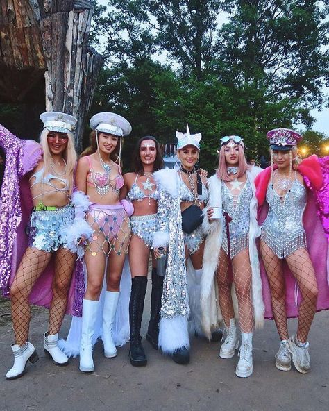 CONFETTIS DO @BESTIVAL 🌈👭🍾 we love it here but plz stop raining #bestival16 Festival Outfits 2023, Hip Hop Concert Outfit, Look Da Festival, Coachella Party, Festival Outfit Inspiration, Rave Looks, Festival Mode, Rave Fits, Festival Inspo