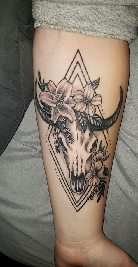 Longhorn Flower Tattoo, Long Horn Skull Tattoo For Women, Steer Head Tattoo With Flowers, Texas Themed Tattoos Women, Steer Skull Tattoo For Women, County Tattoo Ideas, Zodiac Tattoos Virgo, Steer Skull Tattoo, Texas Inspired Tattoo