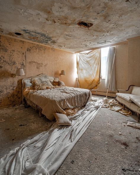 Disgusting Bedroom, Abandoned Bedroom, Ugly Bedroom, Abandoned Exploration, Buildings Modern, Messy Bed, Abandoned Photography, Abandoned Architecture, Abandoned Hotels