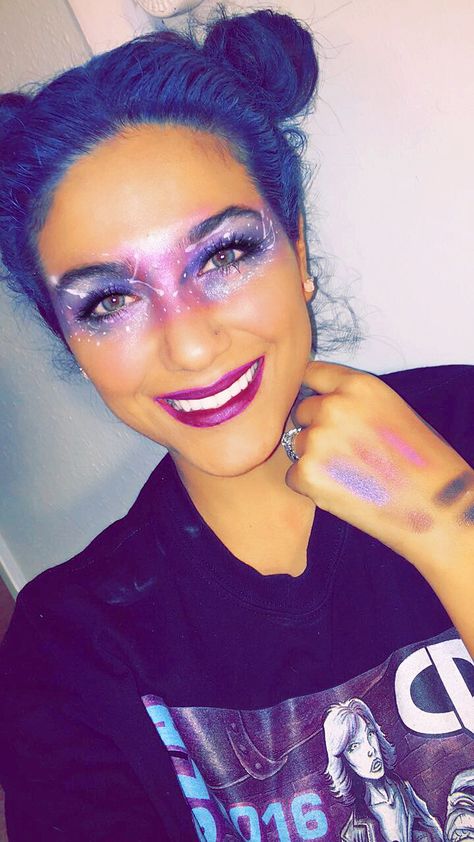 Space Make Up Galaxy Makeup, Galaxy Makeup Halloween, Blue Space Makeup, Solar System Makeup, Milky Way Costume, Kostüm Space Girl, Galaxy Costume Diy, Easy Alien Makeup, Astronaut Makeup