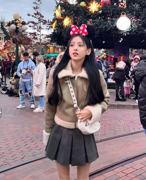 Disneyland Japan Outfit, Hongkong Disneyland Outfit, Disney Outfits Winter, Disneyland Outfit Winter, Tokyo Outfits, Winter Outfits Korean, Winter Vacation Outfits, Korean Winter Outfits, Disney Skirt