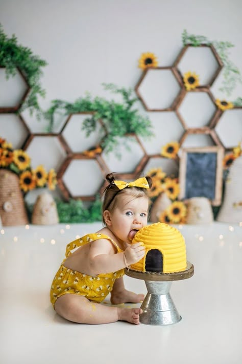 Bee Birthday Photoshoot, Bee Theme Photoshoot, Bee First Birthday Photoshoot, Bumble Bee Birthday Party Ideas, Bee Cake Smash Photoshoot, Bumble Bee Photoshoot, 1st Bee Day Photoshoot, First Bee Day Outfit, First Bee Day Photoshoot