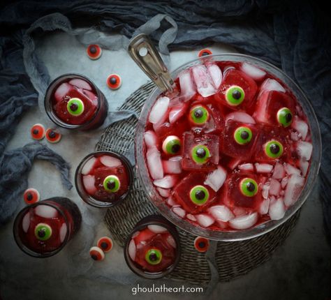 Evil 'Eye'z Cubes - Ghoul at Heart Eyeball Ice Cubes, Easy Halloween Punch, Eyeball Punch, Halloween Punch Bowl, Spooky Foods, Festa Hotel Transylvania, Halloween Party Punch, Halloween Themed Snacks, Recetas Halloween