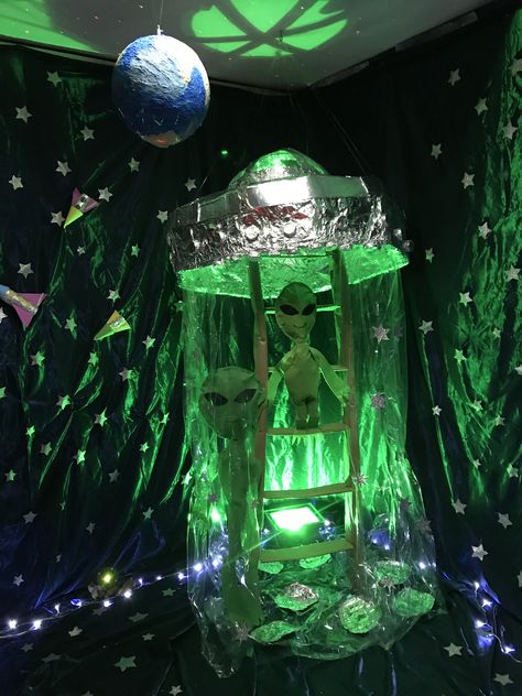 Alien Invasion Decorations, Alien Birthday Decorations, Outer Space Halloween Decorations, Alien Window Display, Alien Room Ideas, Alien Door Decoration, Space Cowboy Decorations, Alien Invasion Party, Cowboy Vs Aliens Party