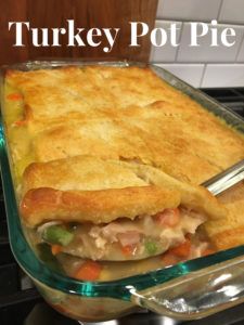 Turkey Pot Pie Turkey Pot Pie Casserole, Turkey Pot Pie Easy, Easy Leftover Turkey Recipes, Pot Pie Recipe Easy, Turkey Pot Pie Recipe, Chicken And Leek Pie, Well Plated, Pot Pie Casserole, Turkey Soup Recipe