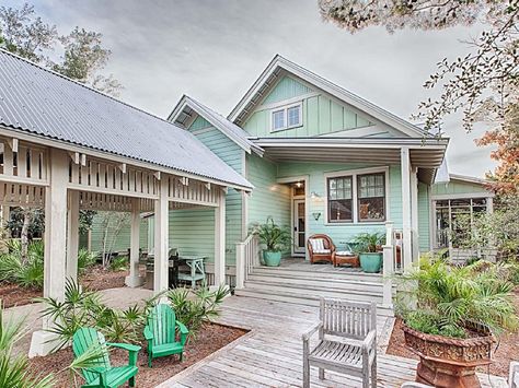 http://www.houseofturquoise.com/2016/01/mint-julep-watercolor-florida.html?utm_source=feedblitz Boardwalk Backyard, Beach House Exterior Colors, Mint House, Florida Beach Cottage, Beachy Cottage, Florida Cottage, Beach House Tour, Space Coffee, Beach House Exterior