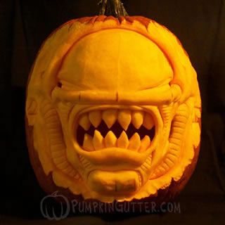 Denim-Jacket Librarian Dishes: Happy Halloween! Have Some Pumpkins! Alien Pumpkin, Halloween Pumpkins Carvings Designs, Scary Halloween Cakes, Awesome Pumpkin Carvings, Pumpkin Carving Patterns Free, Scary Halloween Pumpkins, Pumpkin Tattoo, Creative Pumpkin Carving, Amazing Pumpkin Carving