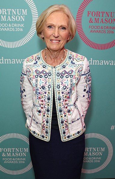 Mary Berry's statement jackets: from Marks and Spencer, Debenhams, Zara and more - Photo 3 50 Year Old Woman, 70 Year Old Women, Statement Jackets, Project 333, Merry Berry, Quilted Clothes, Woman Jeans, Easy Pie, Size 12 Women