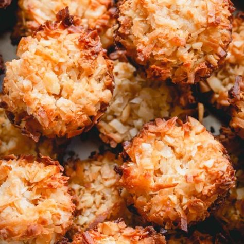 Cocadas- Mexican Coconut Candies - Sweet & Savory Coconut Ginger, Coconut Candy, Mexican Dessert Recipes, Mexican Candy, Dry Coconut, Mexican Dessert, Hispanic Food, Desserts Menu, Coconut Cookies