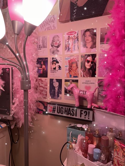 Clueless Room Aesthetic, 90s Room Decor Ideas, Mean Girls Room Aesthetic, Clueless Room, Y2k Prints For Wall, Clueless Bedroom, Mcbling Rooms, Pink Y2k Room, 2000s Room Aesthetic