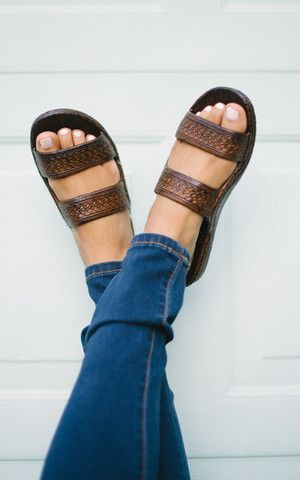 Pali Hawaii Sandals, Jesus Sandals, Hawaii Outfits, Fashion And Beauty Tips, Summer Closet, Quirky Fashion, Dark Brown Color, Boots And Sneakers, Brown Sandals