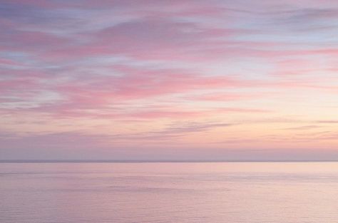 Sunrise Aesthetic Wallpaper Desktop, Pastel Sky Wallpaper Desktop, Soft Pink Aesthetic Landscape, Soft Pink Aesthetic Desktop Wallpaper, Soft Sunrise Aesthetic, Pink Beach Wallpaper Desktop, Soft Desktop Wallpaper Aesthetic, Soft Macbook Wallpaper, Light Pink Sky Aesthetic