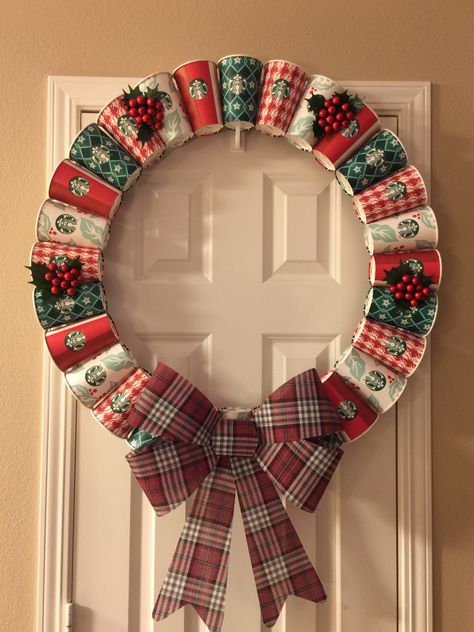 Diy Starbucks Decorations, Coffee Cup Wreath, Starbucks Cup Display Ideas, Starbucks Cup Wreath, Starbucks Christmas Decorations, Christmas Coffee Shop Decorations, Starbucks Cup Display, Starbucks Wreath, Starbucks Cups Display