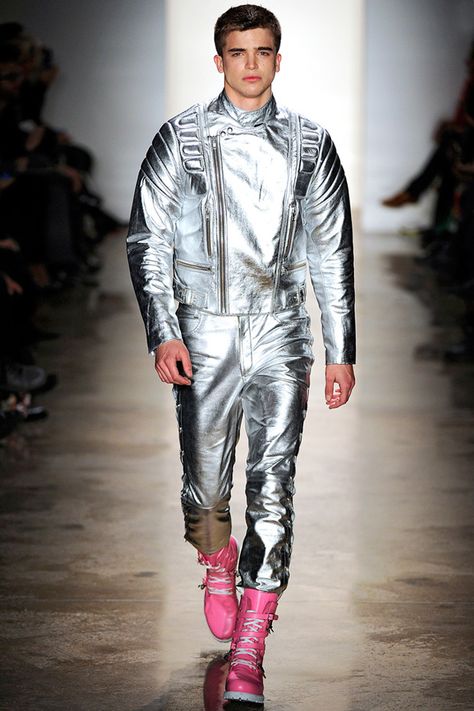 jeremy-scott-2011-fall-winter-collection Space Age Fashion, Unconventional Fashion, Dolly Fashion, Mens Fashion Casual Spring, Space Fashion, Metal Fashion, Fall Winter Collection, Space Suit, Futuristic Fashion