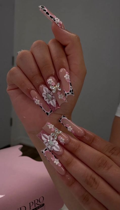 Cute Cowgirl Nail Ideas, Pretty Elegant Acrylic Nails, Nail Designs Wedding Guest, Ivan Cornejo Nails, 15 Nails Ideas, Mexican Nail Art Mexico, Vaquera Nails, Mexican Acrylic Nails, Charro Nails