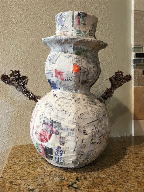 Covered wire frame with papier-mâché Paper Mache Snowman, Paper Mache Crafts For Kids, Paper Mache Christmas, Christmas Props, Paper Mache Art, Paper Mache Crafts, Easter Decorations Dollar Store, Easter Decorations Kids, Easter Decorations Christian