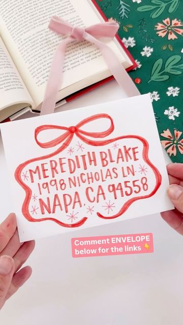 Pippi Post | Bookish Merch ✨ on Instagram: "This one’s for my fellow bow obsessed girlies out there ❤️   Bonus points if you know who Meredith Blake is 😉  For this envelope, I used a @sharpie dual tip marker and chisel side was perfect for creating the bow and ribbon!   Then, I filled in the extra negative space with some pink starbursts ✨   If you want the link to all the supplies I used and my favorite holiday cards, comment ENVELOPE below 👇  #pippipost #writelikepippi #christmascardenvelope #christmasenvelopes #envelopeaddressing #bowobsessed #bowtrend" Cute Ways To Decorate Envelopes, Mailing Envelope Design, Cute Christmas Envelope Ideas, Holiday Card Envelope Addressing, Envelope Christmas Design, Christmas Pen Pal Ideas, Christmas Cards Envelopes Ideas, Home Made Envelopes, Envelope Art Christmas