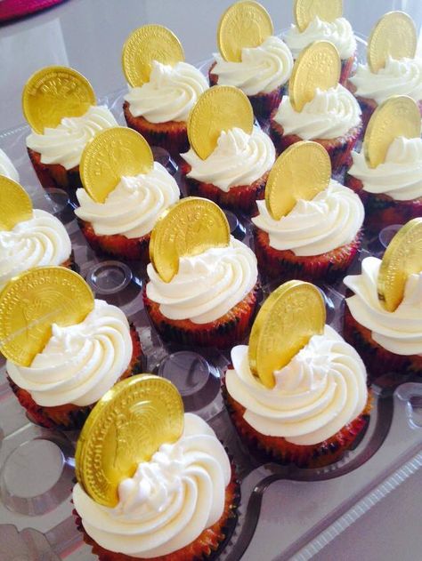 Gold Coins Cupcakes Pirate Cupcake Ideas, Olympic Cake, Parrothead Party, One Piece Birthday, Pirate Cupcakes, Pirate Cupcake, One Piece Birthdays, Pirate Themed Birthday Party, Yellow Cupcakes