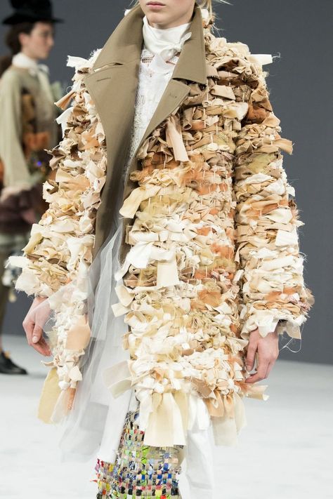 Deconstruction Fashion, Victor And Rolf, Ropa Upcycling, News Photography, Ethno Style, Design Moda, Viktor Rolf, Fashion Show Images, Weaving Textiles