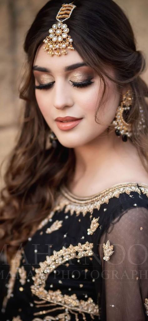 Makeup For Black Wedding Dress, Black Dress Makeup Look Indian, Mehndi Hairstyles Pakistani Bridesmaid, Makeup With Black Dress Pakistani, Party Makeup Looks Pakistani, Makeup Looks Pakistani, Hairstyles For Mehndi, Shaadi Hairstyles, Tikka Hairstyle