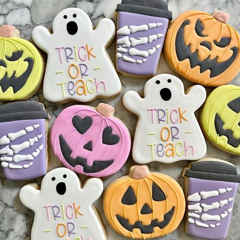 Kaylee Purdy on Instagram: “Bet they are hoping the little goblins would hocus focus in the classroom. Love these Halloween treats for some faBOOlous teachers. 👻 🎃…” Halloween Teacher Cookies, Heather Bailey, Teachers Halloween, Cookie Inspiration, Dessert Decoration, Halloween Cookies, Custom Cookies, In The Classroom, Halloween Treats