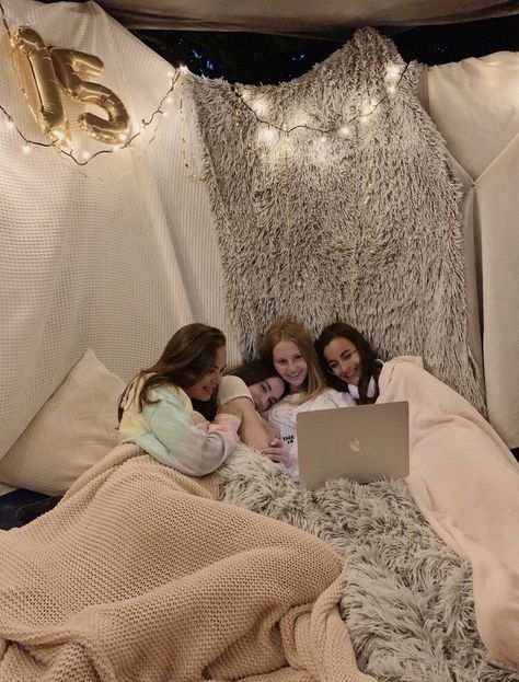 Sleepover Ideas Black People, 7th Grade Girls, Diy Backyard Movie, Sleepover Aesthetic, Sleepover Room, Sleepover Tents, Slumber Party Birthday, Outfit Dance, Girl Sleepover