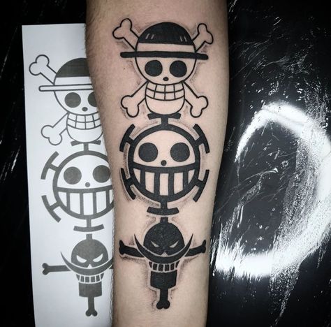 #luffy #mugiwara #trafalgar #law #shirohige #whitebeard #onepiece #tattoo Tato Law, White Beard One Piece Tattoo, White Beard Tattoo, Trafalgar Law Tattoo Ideas, Whitebeard Tattoo, Trafalgar Law Tattoo, Three Person Tattoo, Barba Branca One Piece, One Piece Whitebeard