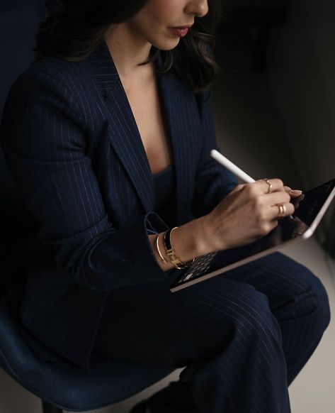 Brunette Business Woman, Business Woman Poses, Business Owner Outfits Women, Private Practice Aesthetic, Attorney Photoshoot Ideas, Young Professional Aesthetic, Lawyer Branding Photoshoot, Female Ceo Photoshoot, Professional Work Photos