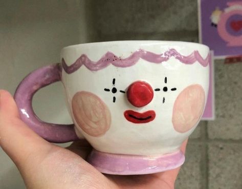 Creative Mugs Ceramics, Clown Pottery, Creepy Pottery, Silly Ceramics, Funny Ceramics, Clown Decor, Clown Stuff, Ceramic Pinch Pots, Tanah Liat