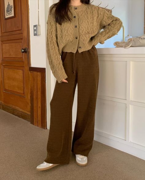 Light Brown Pants Outfit, Brown Cardigan Outfit, Korean Aesthetic Outfits, Ootd Kulot, Brown Pants Outfit, Wide Leg Outfit, Jeans And T Shirt Outfit, Sneaker Outfits Women, Brown Knit Sweater