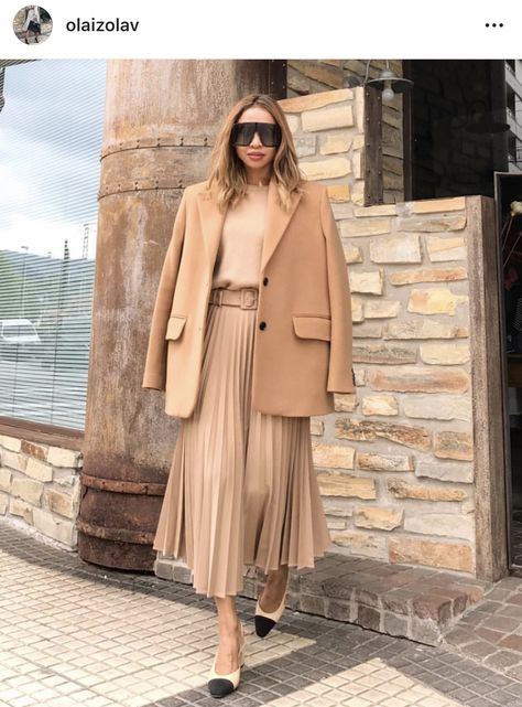 Beige Pleated Skirt, Saudi Style, Camel Skirts, Floral Dress Outfits, Pleated Skirt Outfit, Beige Jeans, Beige Skirt, Beige Outfit, Floral Dress Casual