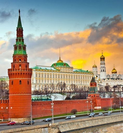 Beautiful view of the Grand Kremlin Palace and Kremlin wall in Moscow | What to Do in Moscow in 3 Days Kremlin Moscow, Food From Around The World, Kremlin Palace, Visit Russia, Art Spaces, Moscow Kremlin, Russian Architecture, Russia Travel, Landmark Buildings