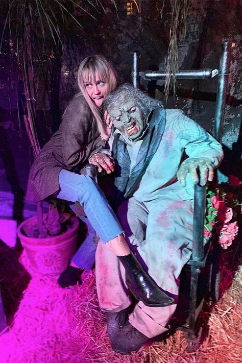 Miley Cyrus Halloween, Kaitlynn Carter, Pumpkin Patch Pictures, Miley Stewart, Mtv Videos, Falling In Love Again, Liam Hemsworth, Halloween 2019, Halloween Event