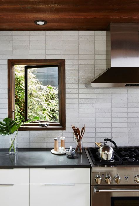 earthy modern kitchen with tile backsplash Modern Kitchen Tiles, Kitchen Backsplash Inspiration, Modern Kitchen Backsplash, Subway Tile Backsplash Kitchen, Unique Kitchen Backsplash, Diy Kitchen Backsplash, Subway Tile Kitchen, Kitchen Backsplash Designs, Fireclay Tile