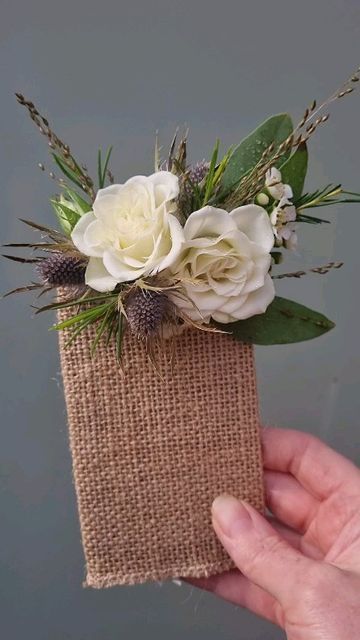 Wedding Bootinterieur, Pocket Boutonniere Simple, Pocket Squares Wedding, Pocket Flowers Wedding, Diy Pocket Boutonniere, Pocket Boutineer, Pocket Boutonniere Wedding, Pocket Boots, Diy Wrist Corsage