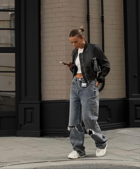 Bomberjack And Cargo Pants Outfit, Fashion Outfits Instagram, Dark Feminine Outfit Ideas, Trench Coat Outfit Street Style, Street Styles Outfit, London Street Wear, Jeans Blouse Outfit, Winter Mode Outfits, Streetwear Mode