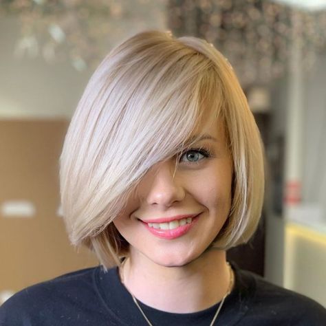 Chin-Length Bob with Side-Swept Bangs Blonde Bob With Bangs, Blonde Hair Tan Skin, Hair Tan Skin, Tan Skin Blonde Hair, Short Wavy Bob, Hairstyles Girl, Hot Haircuts, Choppy Bob Haircuts, Bobbed Hair