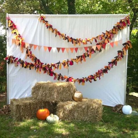 30+ Fabulous Outdoor Decorating Ideas to Host a Fall Party Halloween Party Ideas Decorations, Outdoor Fall Parties, Fall Photo Booth, Fall Festival Decorations, Thanksgiving Decorations Outdoor, Fall Backdrops, Fall Harvest Party, Fall Carnival, Festival Booth