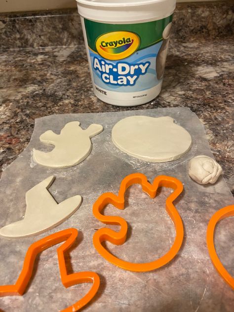 Air Dry Clay Halloween Projects, Air Dry Clay Fall Projects, Air Dry Clay Halloween Crafts, Fall Clay Crafts, Air Dry Clay Halloween Ideas, Halloween Air Dry Clay, Clay Crafts Halloween, Halloween Air Dry Clay Ideas, Crayola Air Dry Clay Projects