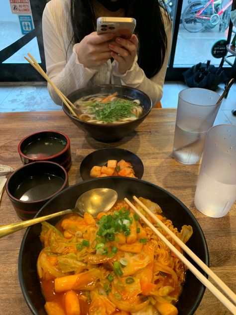 Lunch Date With Friends Aesthetic, Lunch Pics With Friends, Lunch With Bestie Aesthetic, Asian Date Aesthetic, Lunch Out Aesthetic, Street Food Date Couple, Street Food Date Couple Aesthetic, Dates With Bestie, Bestie Date Aesthetic