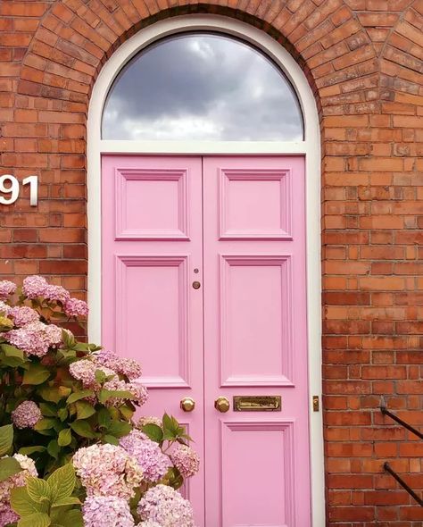 12 Front Door Colors That Go With a Red Brick House Exterior Brick House Front Door Colors, House Doors Colors, Orange Brick Houses, House Frontage, Brick House Exterior, Brick House Colors, Pink Doors, Front Door Pink, Red Brick House Exterior