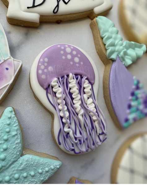 Jelly Fish Cookies Decorated, Jelly Fish Cookies, Sea Animal Cookies Decorated, Jellyfish Cookies Decorated, Jellyfish Cookies, Jellyfish Cookie, Fondant Biscuits, Sea Cookies, Cookies Summer