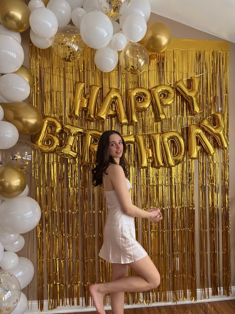 Deco For Birthday Party Ideas, Golden Sweet Sixteen Birthday, Golden Birthday Backdrop, 26 Golden Birthday Party Ideas, Golden Hour Birthday Theme, Golden Bday Photoshoot, Golden Birthday Party Decorations, Sweet 16 White And Gold Theme, 20th Golden Birthday Ideas