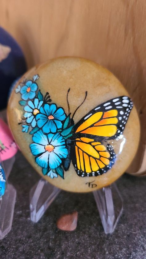 Spring Stone Painting, Butterfly Stone Painting, Butterfly Rock Painting Easy, Spring Painted Rocks, Rock Painting Ideas Flowers, Spring Rock Painting Ideas, Flower Rock Painting Ideas, Rock Painting Ideas For Garden, Butterfly Rock Painting