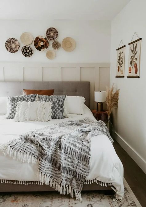 Tufted Headboard Bedroom, Tattoo Modern, Modern Boho Bedroom, Boho Bedroom Design, Neutral Bedroom Decor, Boho Space, Neutral Bedrooms, Grey Headboard, Boho Bedding