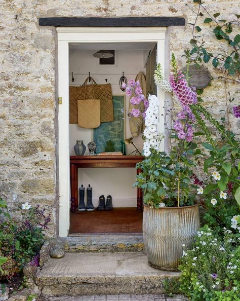 Somerset Cottage, Welsh Cottage, Modern Cottage Style, Growing Sweet Peas, Cornish Cottage, Sweet Woodruff, London Gallery, English Country Cottage, Italian Majolica