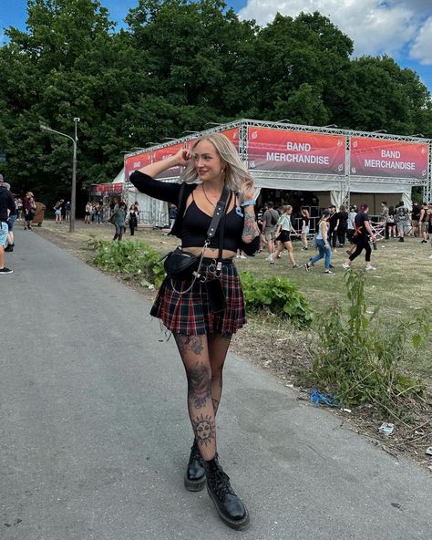 shelly.curry Alt Outfits Concert, Download Festival Outfits, Download Festival Outfit Ideas, Wwwy Fest Outfits, Bring Me The Horizon Outfit, Download Festival Outfit, Emo Festival Outfit, Alternative Festival Outfit, Grunge Rock Outfits