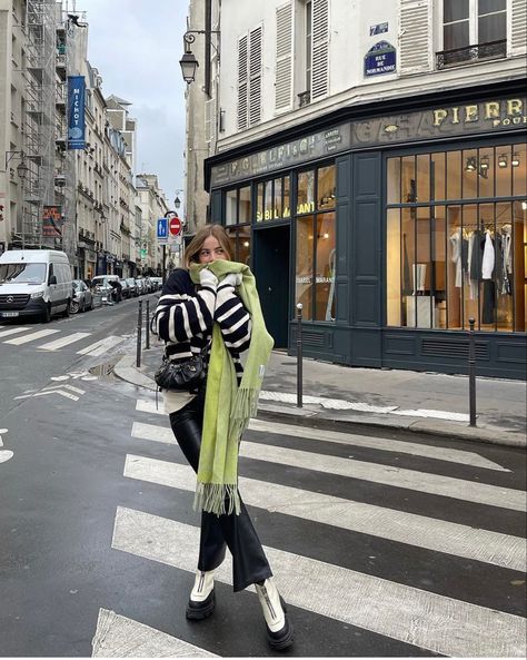 Girl standing on crosswalk in Paris Paris Fashion Trends, Outfit For Paris, Scarf Aesthetic, Big Scarf, Sweater Scarf, How To Style, Paris Fashion, Vegan Leather, Paris