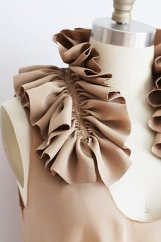 Monday Morning Inspiration, Detail Couture, Fashion Designer Studio, Ruffle Collar, Sewing Techniques, Sewing Clothes, Fashion Sewing, Sewing Inspiration, Fashion Details